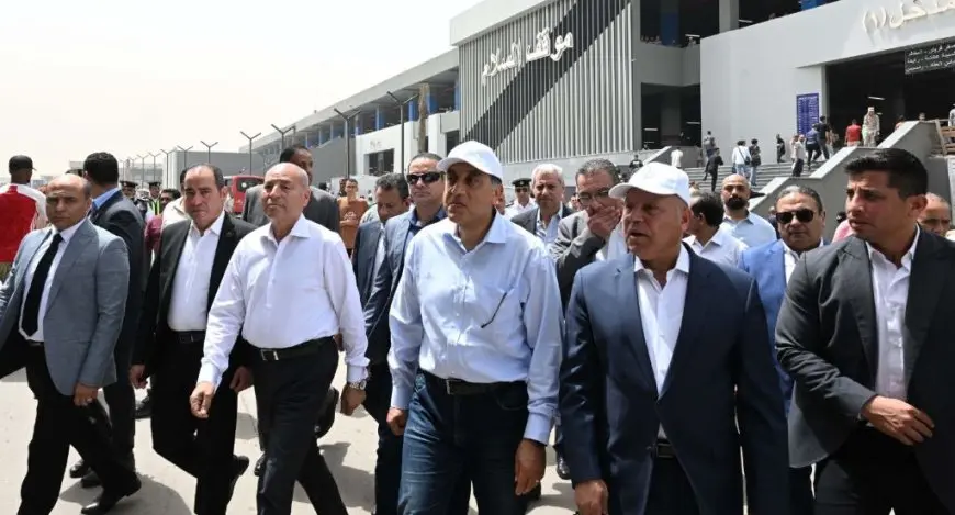 رئيس الوزراء يقطع خط سير جولته لتفقد موقف السلام النموذجي الجديد
