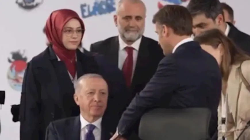 فيديو مثير للجدل.. أردوغان يُمسك بإصبع ماكرون بشدة أمام الكاميرات