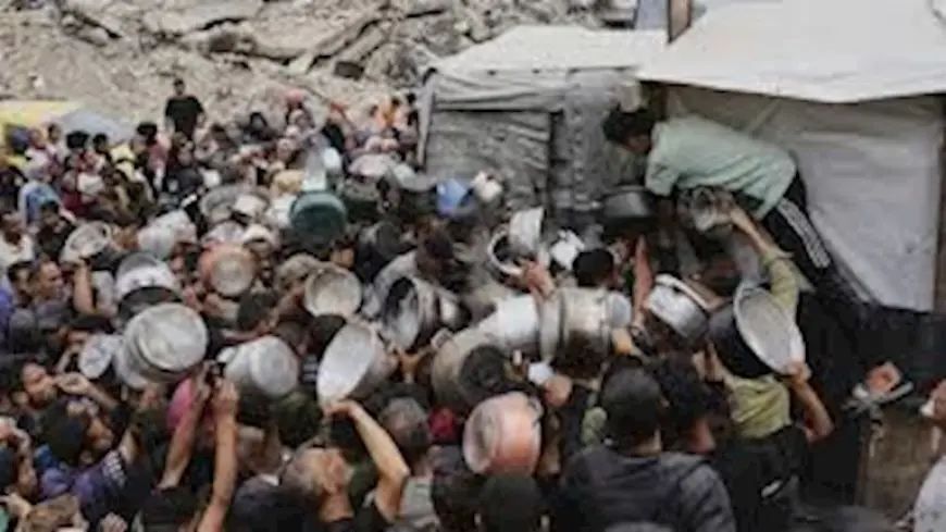 صراخ وبكاء.. عشرات الفلسطينيين يتزاحمون للحصول على الطعام في غزة |فيديو