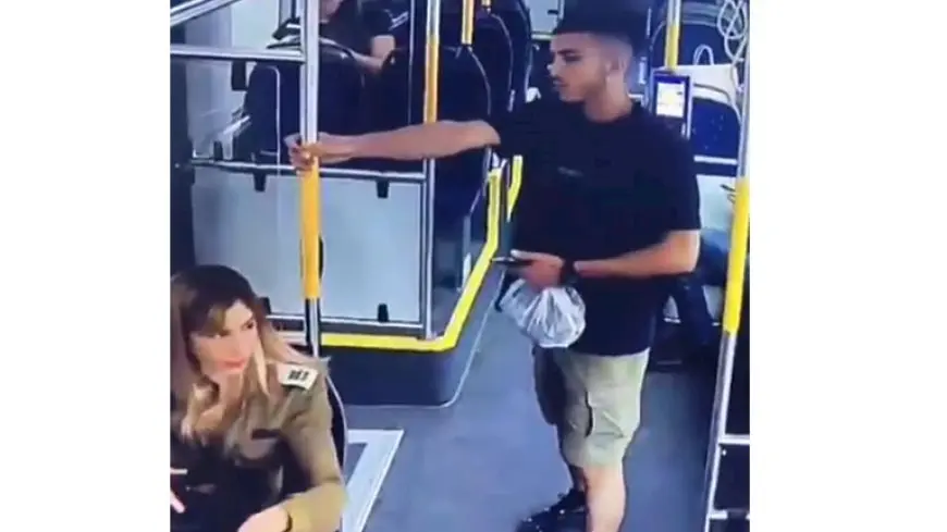شاب “يبصق” على مجندة إسرائيلية داخل حافلة نقل عام (فيديو)