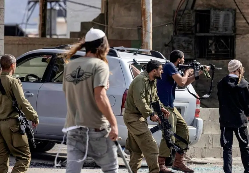 فلسطين: إصابة شابين وإحراق غرف زراعية في هجوم للمستعمرين على دير بلوط