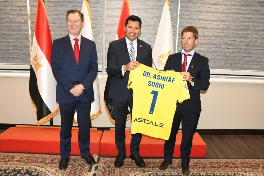 وزير الرياضة يلتقي السفير الإسباني وممثلي نادي فياريال لبحث سبل التعاون المشترك