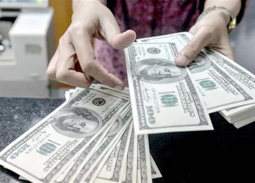 خبراء: زيادة الحركة بقناة السويس وتحويلات المصريين بالخارج وراء تراجع سعر صرف الدولار