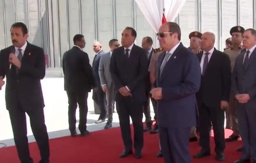 الرئيس السيسي يتفقد منطقة الصوامع بمنطقة مستقبل مصر الصناعية