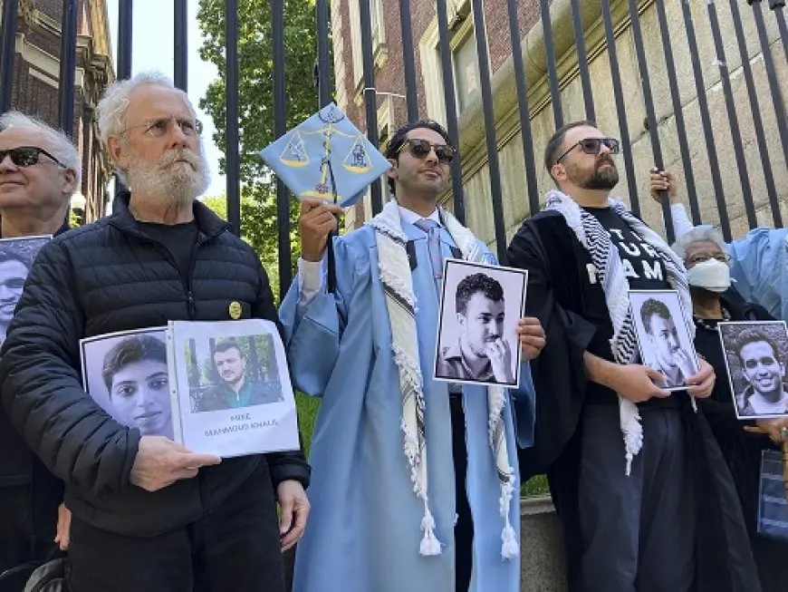 مرتديا كوفية.. الطالب الفلسطيني محسن المهداوي يستلم شهادة تخرجه من جامعة كولومبيا