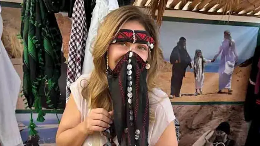 ترتدي “البرقع” البدوي وتداعب الجمل.. ليلى علوي تنشر صورًا من رحلتها إلى سيناء
