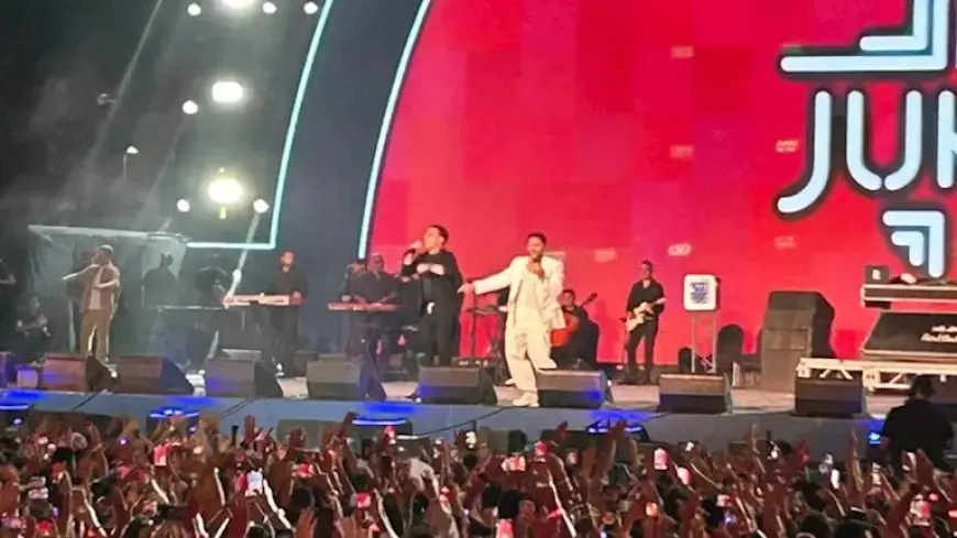 بالصور- تامر حسني يفاجئ جمهور حفله بـ نيللي كريم وكزبرة والبحراوي
