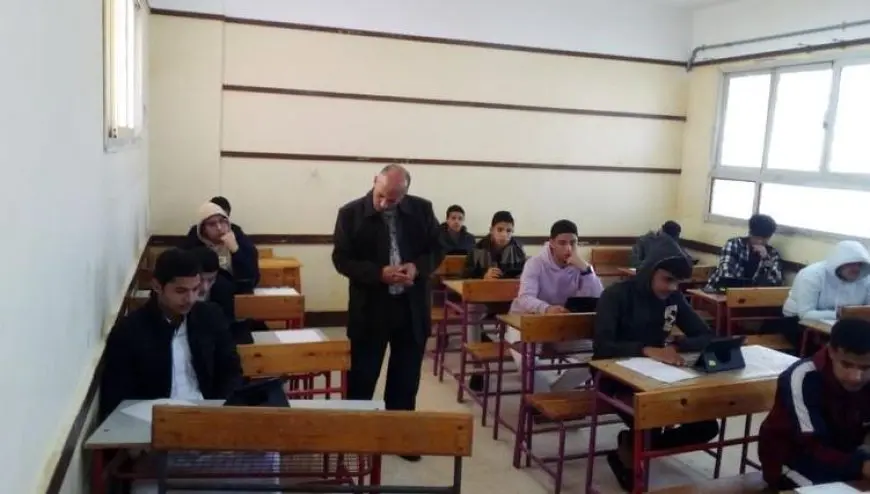 تداول أسئلة من امتحانات الصف الأول الثانوي اليوم على صفحات الغش الإلكتروني
