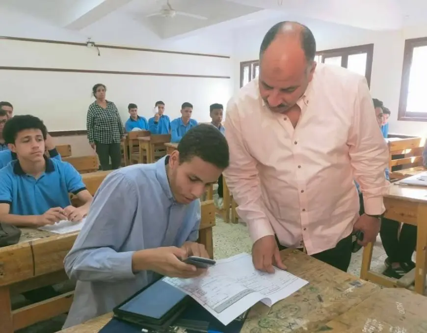 وكيل تعليم المنيا يتفقد لجان امتحانات النقل.. ويشدد على منع دخول المحمول اللجان