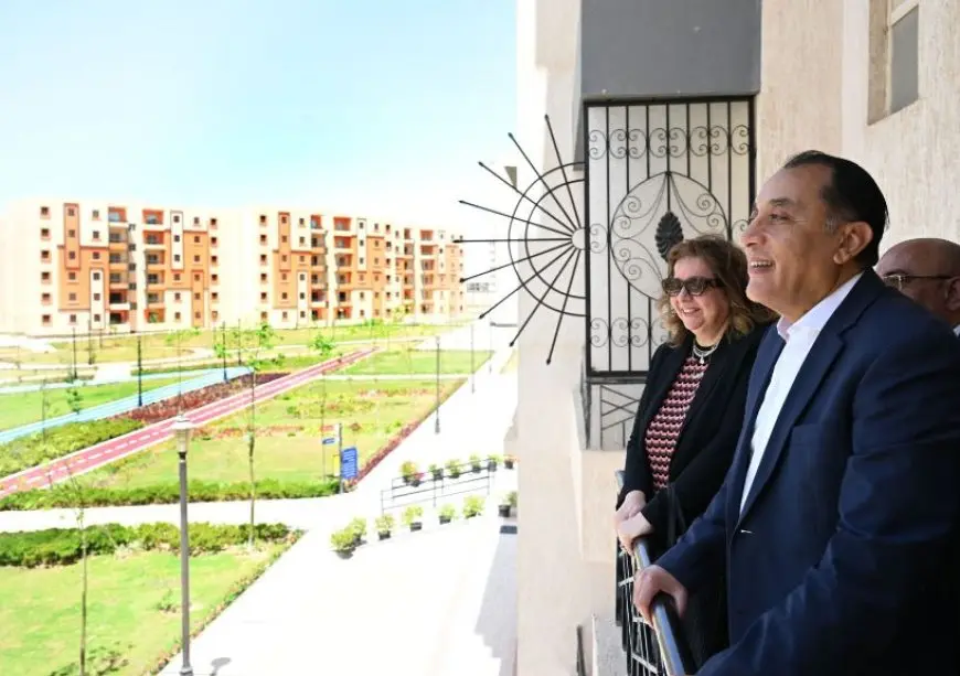 رئيس الوزراء يسلم عددا من عقود وحدات المبادرة الرئاسية سكن لكل المصريين بمدينة أكتوبر الجديدة