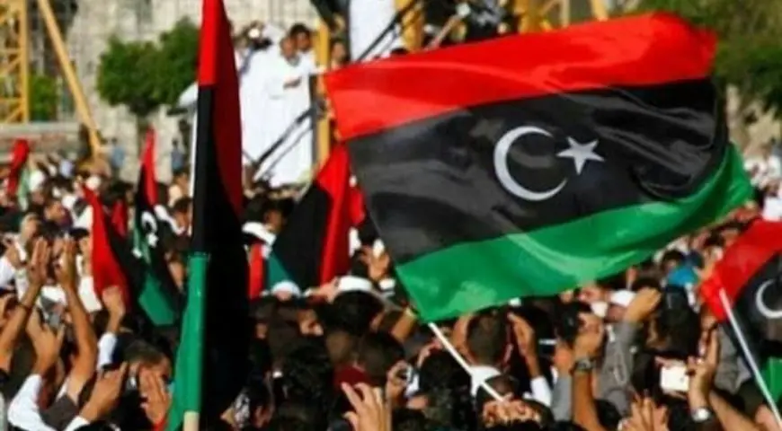 محتجون يغلقون طرقًا رئيسية في طرابلس والزاوية وصرمان للمطالبة بإسقاط السلطات الحالية