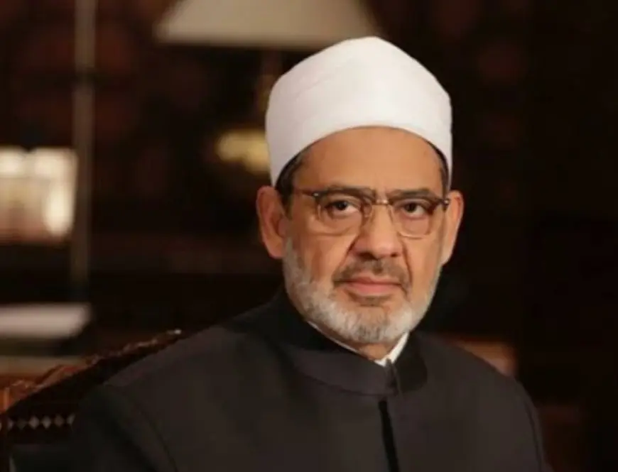 شيخ الأزهر يعزِّي الأم الطبيبة الفلسطينيَّة آلاء النجار في استشهاد أبنائها التسعة بقصف صهيوني غادر