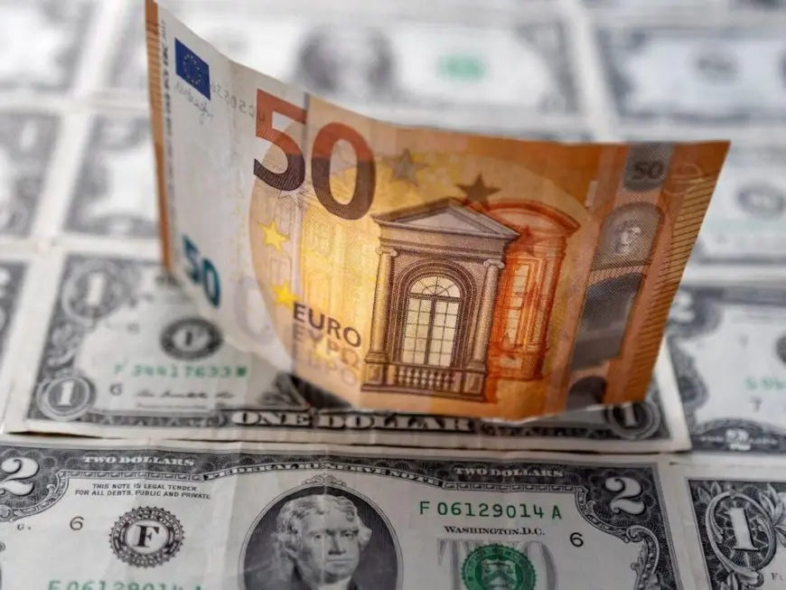 عالميا.. تراجع الدولار وصعود اليورو بعد تراجع ترامب عن فرض رسوم جمركية على أوروبا