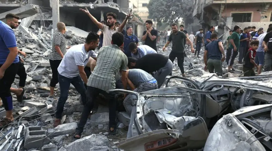 محتجزة أُطلق سراحها من غزة: الغارات الإسرائيلية أكثر ما كان يرعبني.. صوتها يشل الجسد