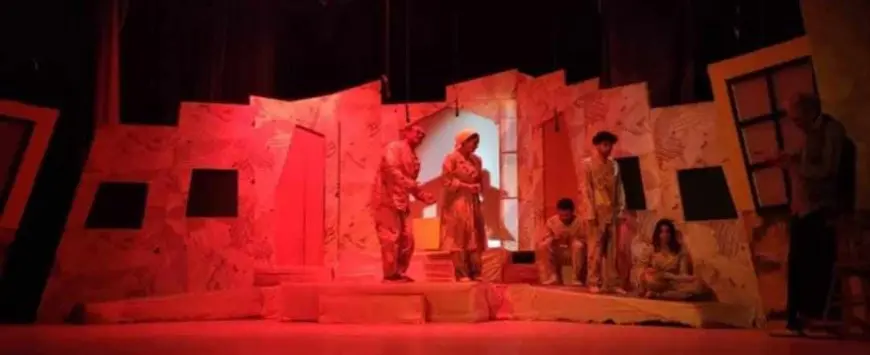 تقديم العرض المسرحي «شخصيات ترفض نهايات مؤلف» لفرقة فارسكور في المركز الثقافي بكفر الشيخ