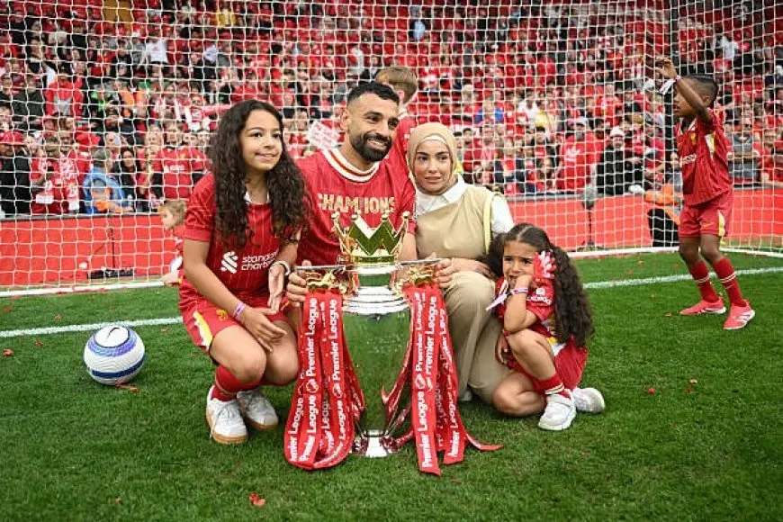 صلاح يحتفل بكأس الدوري الإنجليزي بقبلة ذهبية