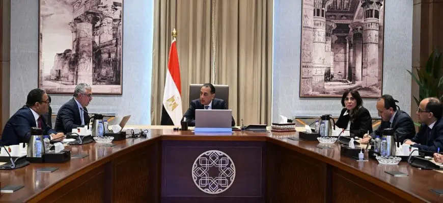 مدبولي يستعرض مع رئيس المنطقة الاقتصادية لقناة السويس المشروعات التي تعاقدت عليها الهيئة مؤخرا