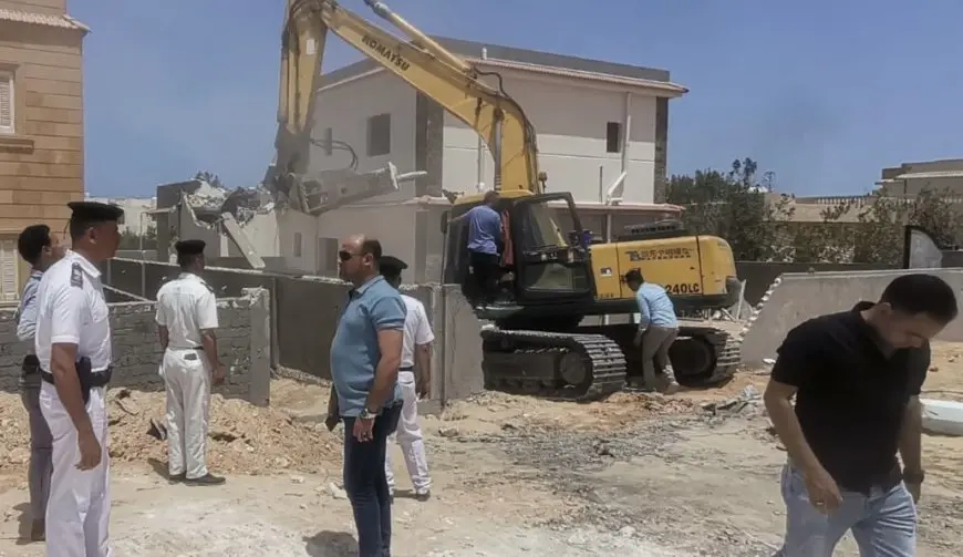 الإسكان تنفذ حملات إزالة لتعديات ومخالفات بناء بالساحل الشمالي الغربي