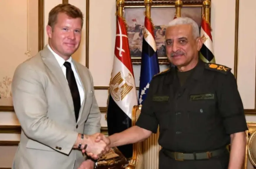 وزير الدفاع يلتقي عضو لجنة الخدمات المسلحة بمجلس الشيوخ الأمريكي لبحث تعزيز التعاون