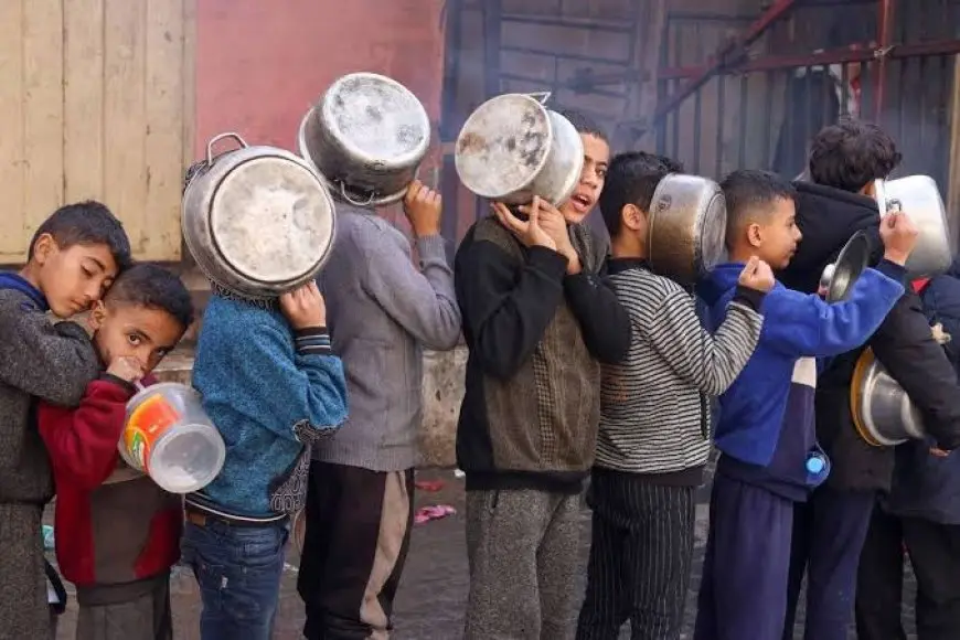 عناصر أمريكية وإسرائيلية ملثمة تستهزئ بمجاعة فلسطينيي غزة