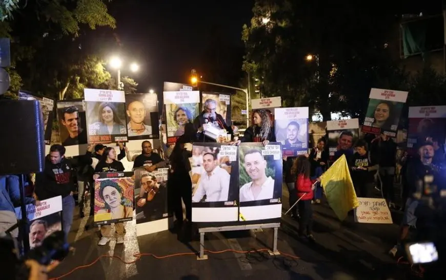 عائلات أسرى إسرائيل بغزة تغلق طريقا بتل أبيب للمطالبة بإعادة ذويهم