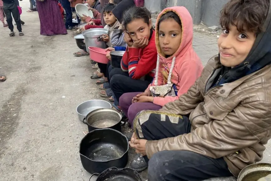 الأونروا: طفل فلسطيني مصاب بشلل رباعي فقد وزنه بسبب الجوع في غزة
