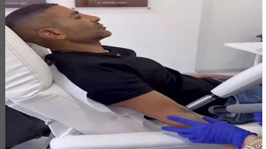 فيديو لـ أحمد سعد لحظة إزالة التاتو من ذراعه..والفنان: “أحسن القرارات”
