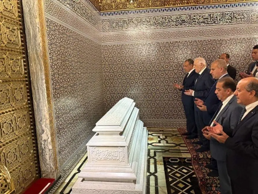 وزير الخارجية يزور ضريح ملكي المغرب الراحلين العاهل محمد الخامس والحسن الثاني