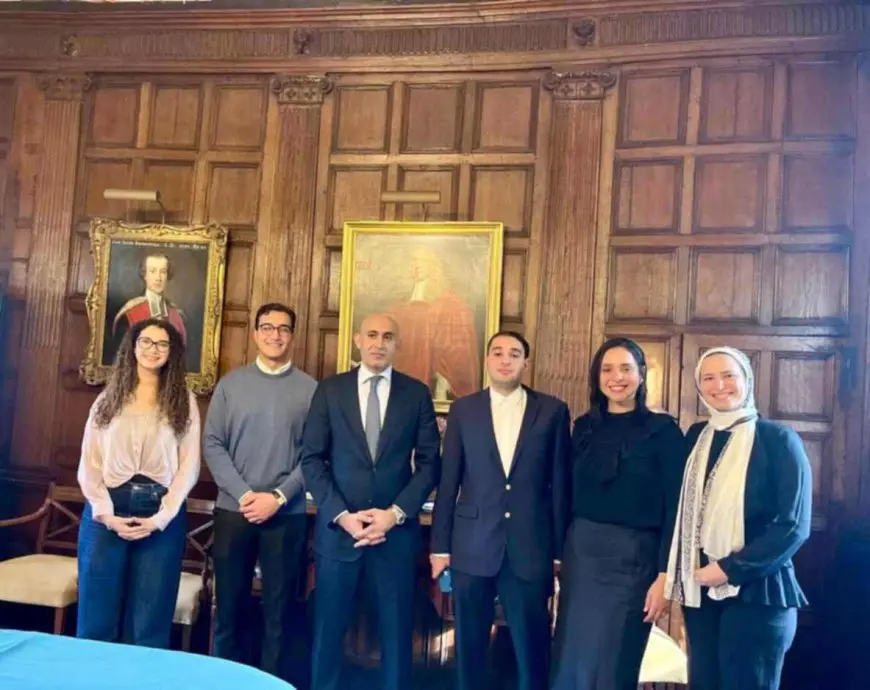 وزير التعليم يلتقي عددا من الطلاب المصريين بجامعة كامبريدج: نماذج مشرفة للدولة المصرية بالخارج