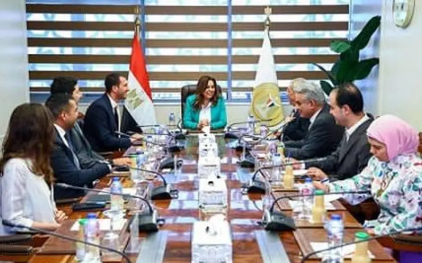 وزيرة التنمية المحلية تبحث مع ممثلي شركة انطلاق للاستشارات والدراسات الاستراتيجية ورابيت موبيليتي للنقل الذكي مجالات التعاون المشترك