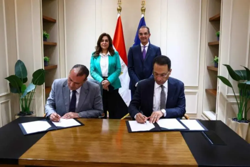 وزيرا الاتصالات والتنمية المحلية يشهدان توقيع اتفاق لتوفير الأجهزة التكنولوجية لمجمعات حياة كريمة