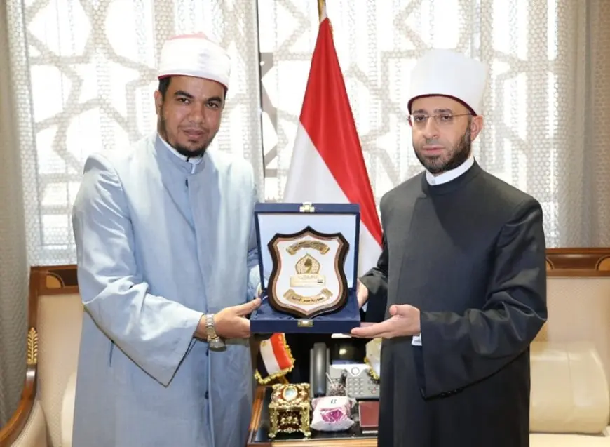 وزير الأوقاف يكرم إماما بالوزارة لتبرعه بجزء من جائزته في المسابقة العالمية للقرآن إغاثة لأهالي غزة