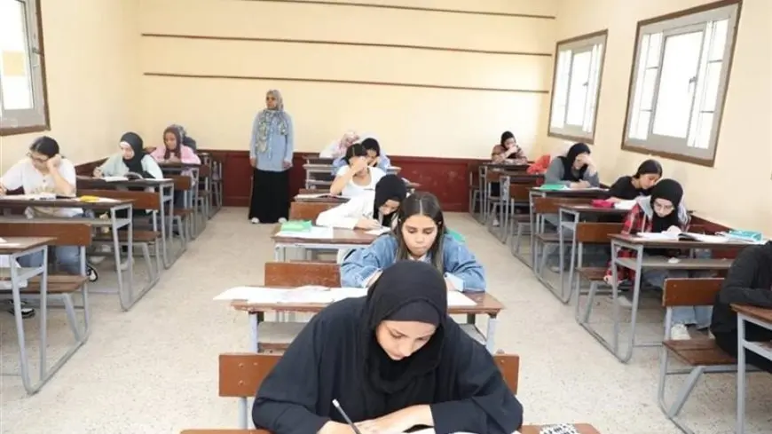 التحقيق مع معلمة وطالب بعد ضبط مخالفات في أول أيام امتحانات الشهادة الإعدادية بقنا