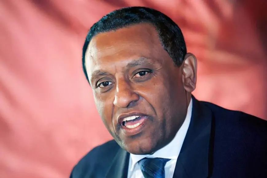 السودان.. كامل إدريس يؤدي اليمين الدستورية رئيسا للوزراء أمام البرهان