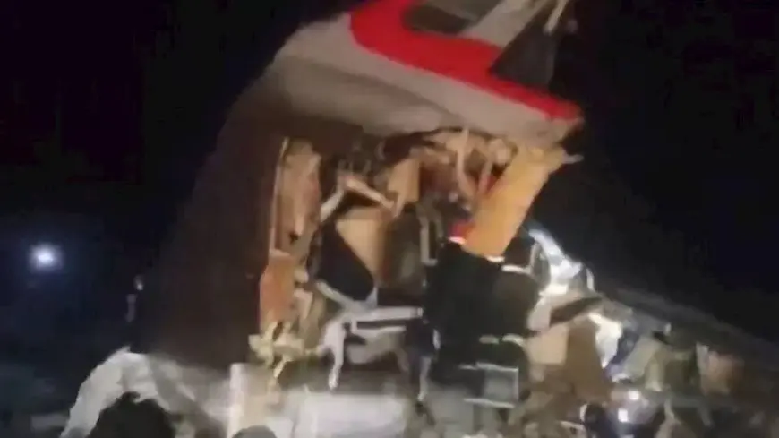ارتفاع عدد ضحايا انهيار جسر وخروج قطار في روسيا لـ7 قتلى و30 مصابا