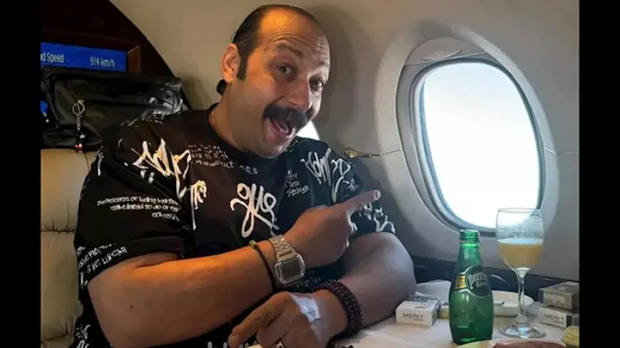 محمد ثروت ينشر صورًا من داخل الطائرة ويعلق: “مراحل الضحك عندي”
