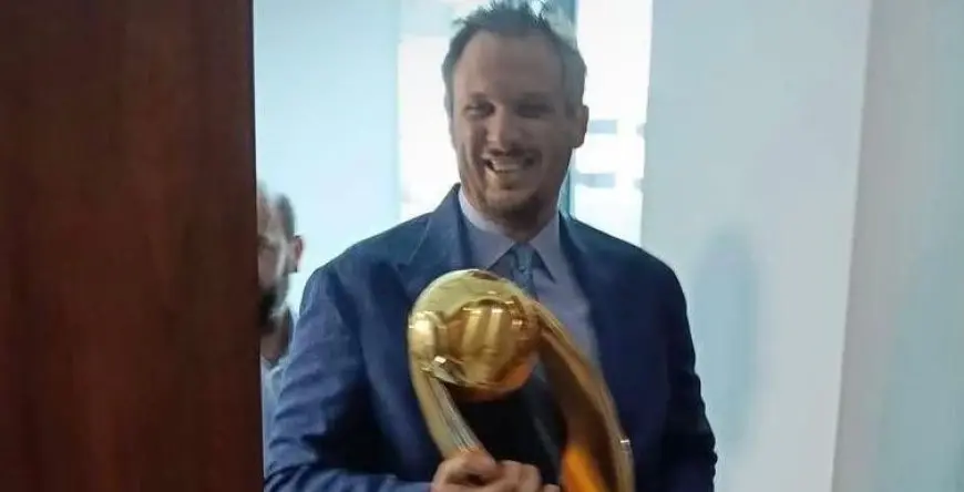ممدوح عيد يحضر اجتماع اتحاد الكرة برفقة كأس دوري أبطال إفريقيا