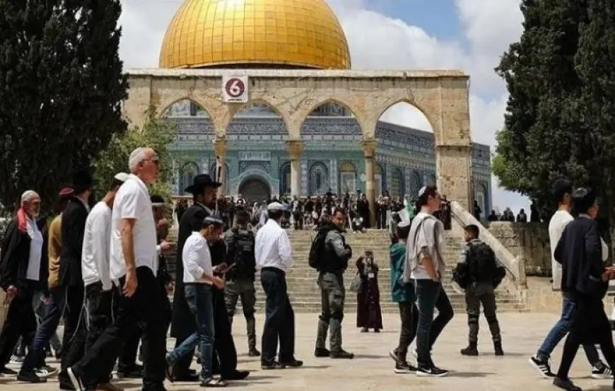 مئات المستوطنين الإسرائيليين يقتحمون المسجد الأقصى