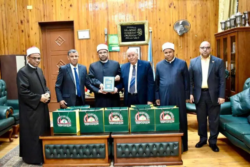 المجلس الأعلى للشئون الإسلامية يهدي كلية الشريعة والقانون مجموعة من الإصدارات المترجمة