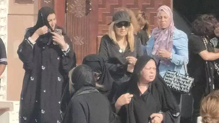 بـ”العباءة والطرحة السوداء”.. ماجدة زكي تودع سميحة أيوب