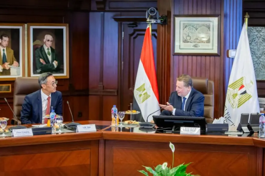 محافظ البنك المركزي يبحث مع رئيس البنك الصناعي والتجاري الصيني تعزيز التعاون الاقتصادي والمالي