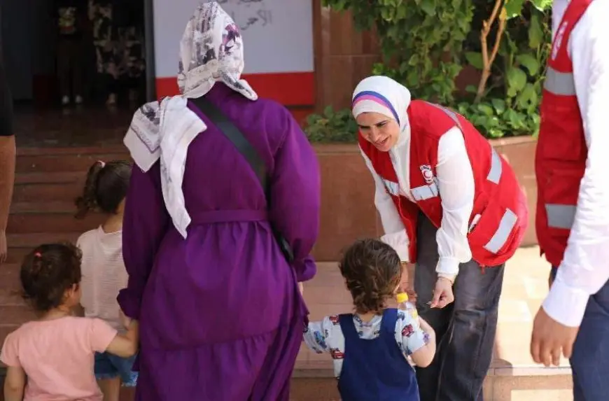 الهلال الأحمر يوزع ملابس العيد على أطفال الأسر الفلسطينية والمصرية الأكثر احتياجا