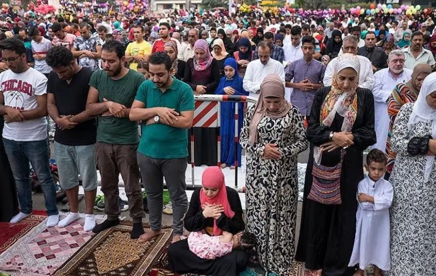 الأوقاف تحذر: صلاة الرجال بجوار النساء دون فاصل في مصلى العيد مخالفة شرعية
