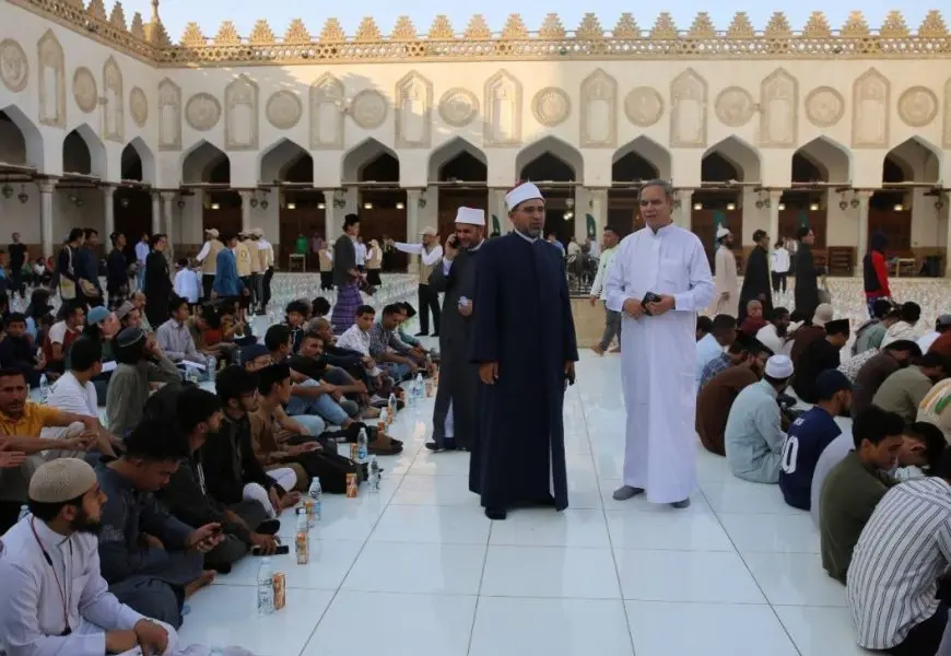 الجامع الأزهر ينظم مائدة إفطار للطلاب الوافدين في يوم عرفة