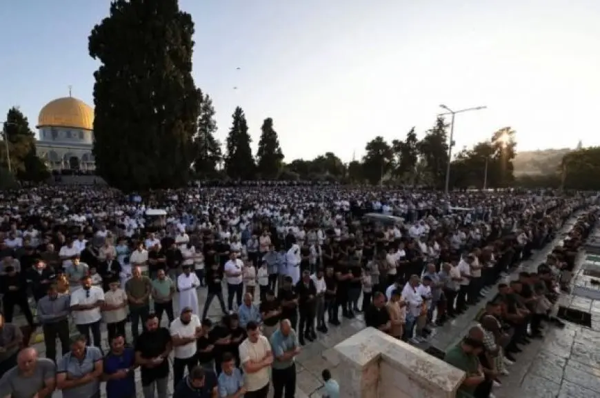عشرات الآلاف يؤدون صلاة عيد الأضحى في المسجد الأقصى المبارك