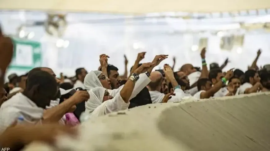 الحجاج يبدأون رمي جمرة العقبة الكبرى في مشعر منى