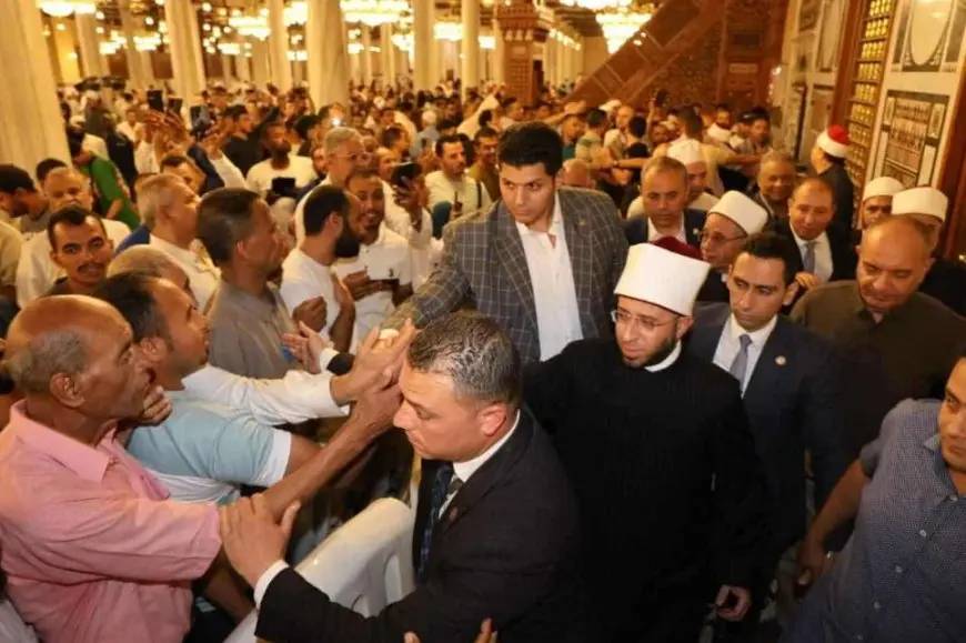 وزير الأوقاف يشهد صلاة الجمعة بمسجد سيدنا الإمام الحسين بالقاهرة