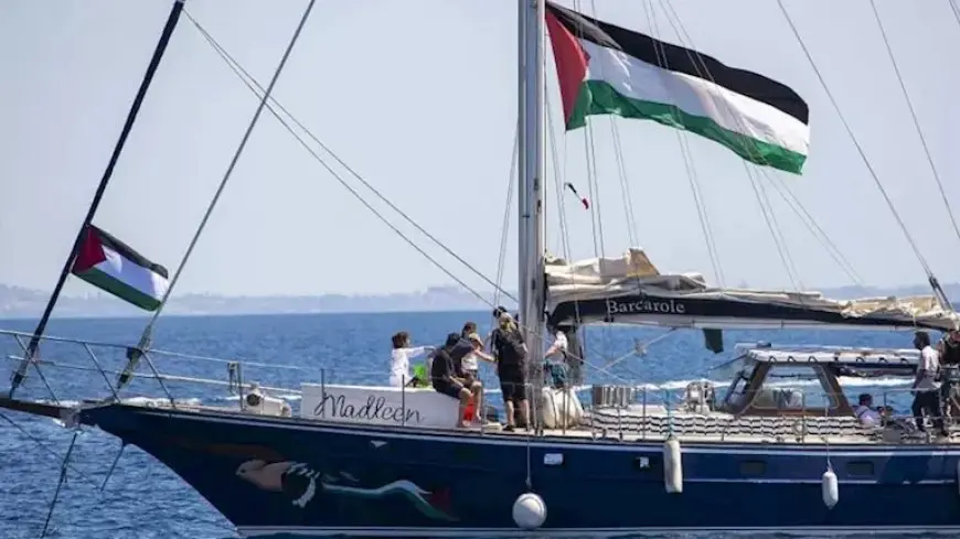 إعلام عبري: إسرائيل قررت سحب السفينة مادلين للداخل وترحيل طاقمها