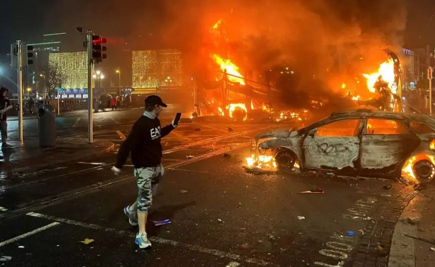 إحراق منزلين في أيرلندا الشمالية خلال احتجاجات مناهضة للمهاجرين
