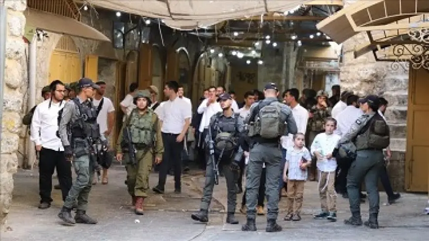 تحت أنظار جيش الاحتلال.. مستوطن إسرائيلي يغلق مدخل بلدة فلسطينية بالضفة